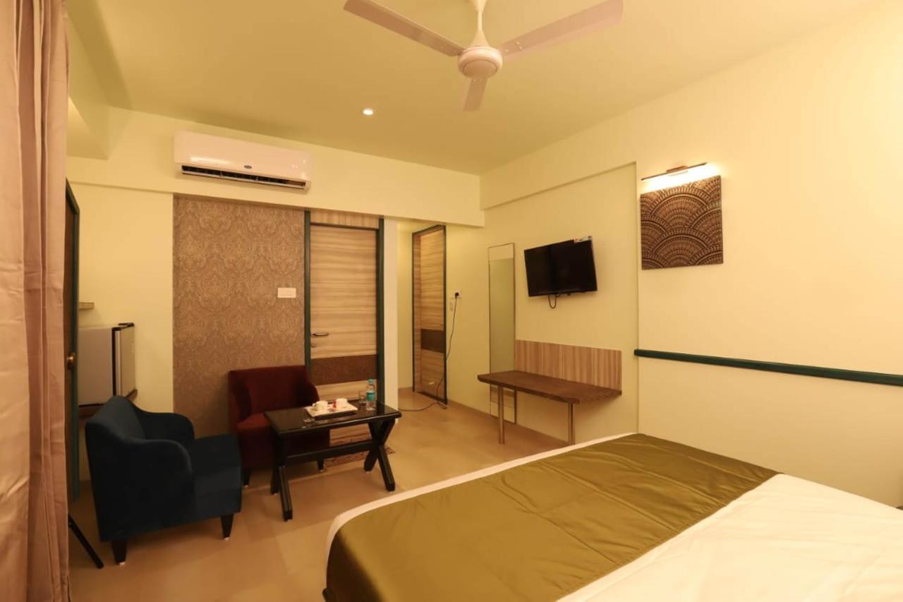 Hotel Prabha Palace Ahmednagar Exteriör bild