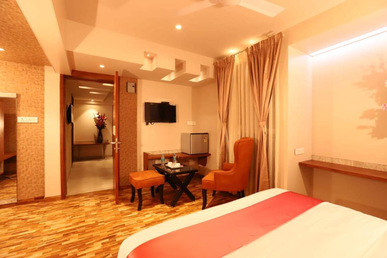 Hotel Prabha Palace Ahmednagar Exteriör bild